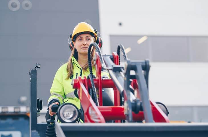 Mujer trabajadora ropa seguridad casco