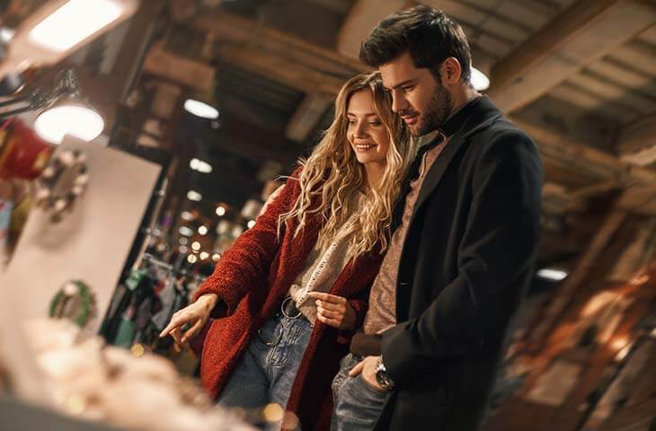 Pareja joven comprando mercadillo