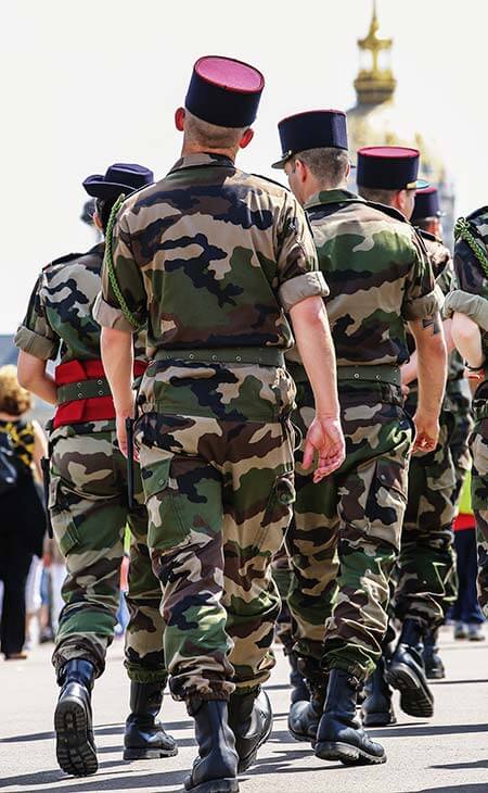 Soldados franceses uniforme caminando