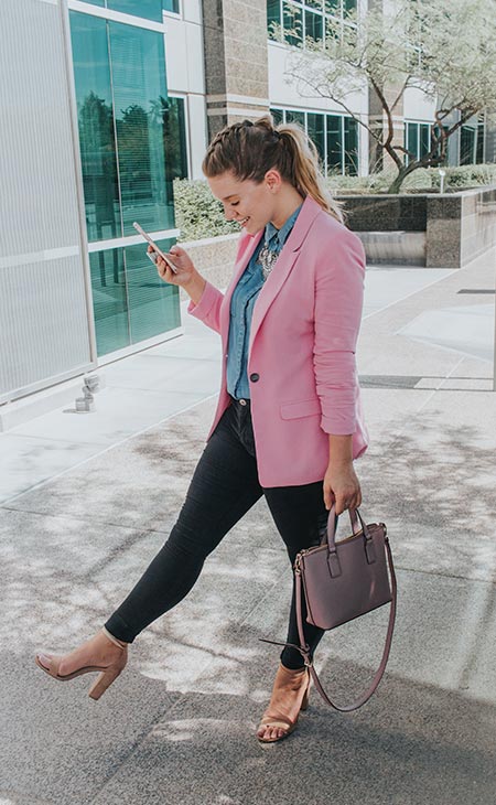 Mujer americana rosa pantalon negro tacones