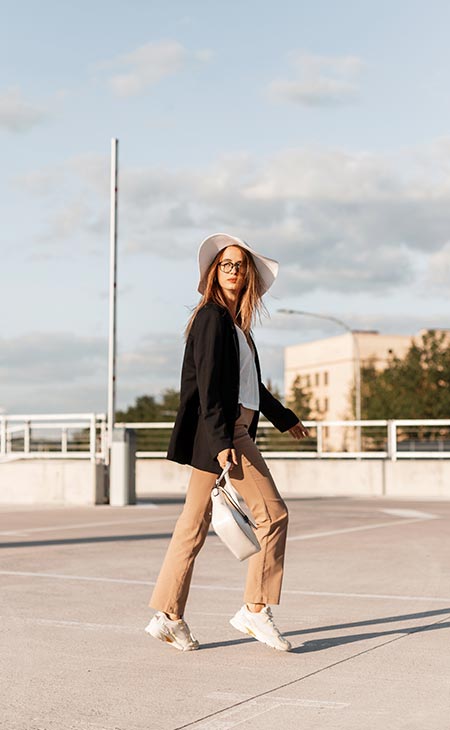 Mujer caminando sol sombrero americana