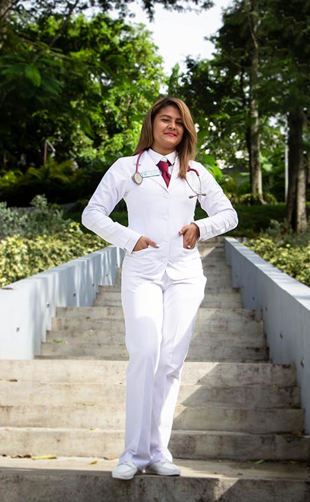 Mujer vestida conjunto blanco