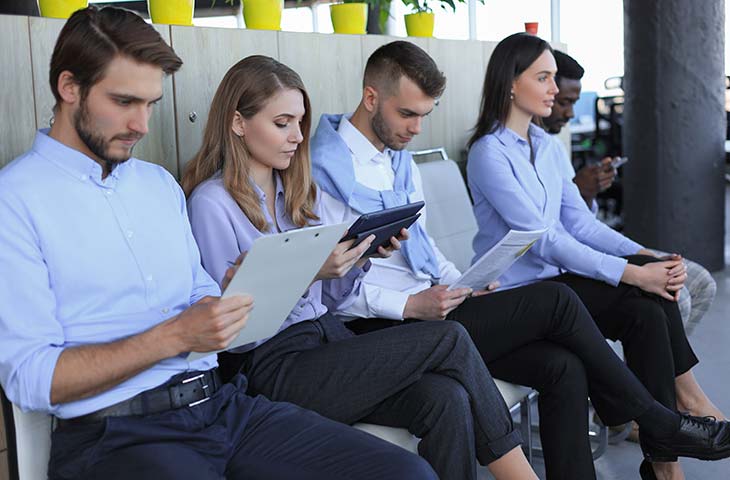 Gente negocios esperando entrevista trabajo