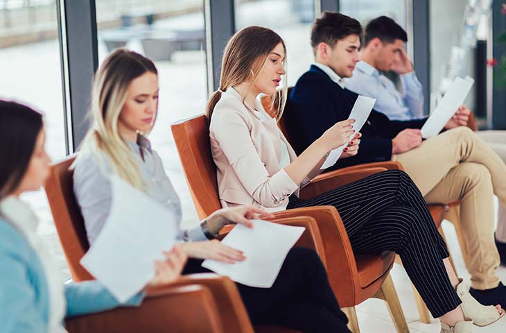 Grupo candidatos esperando entrevista trabajo