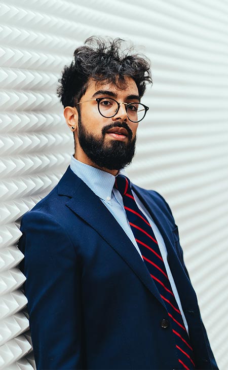 Hombre traje azul mira camara