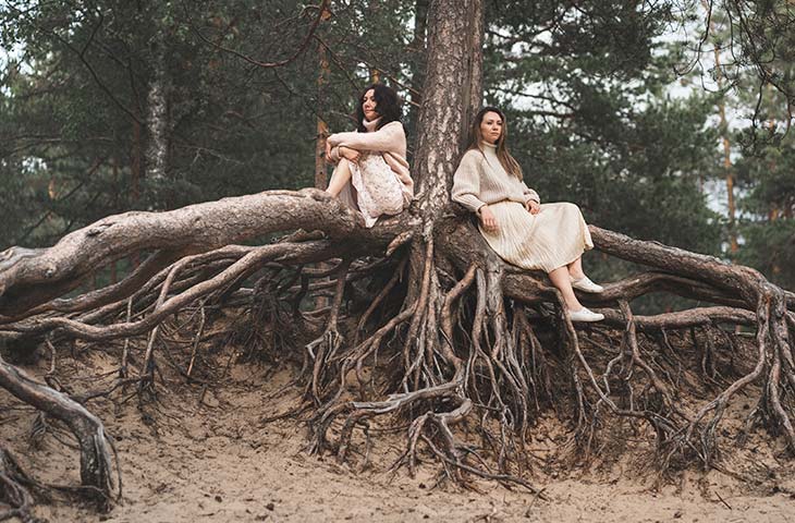 Dos modelos posando en un arbol