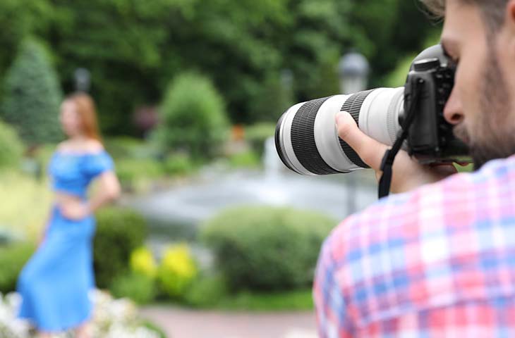 Fotografo y modelo en un parque