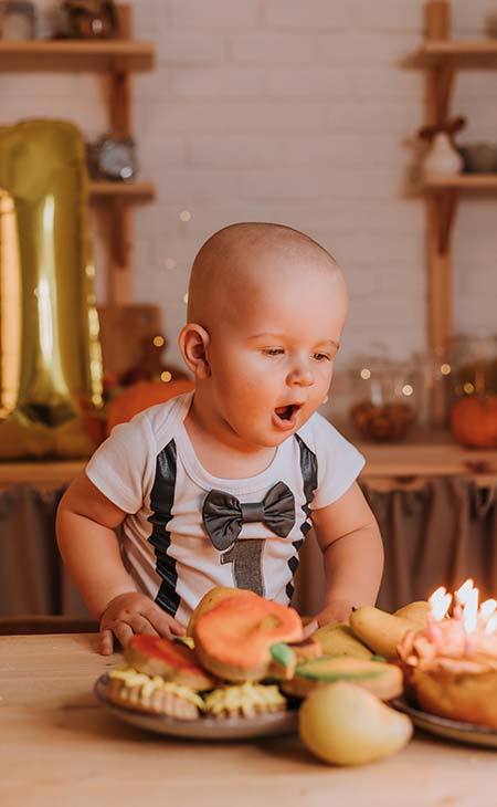 Bebe soplando velas cumpleanos