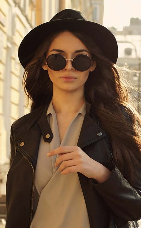 Chica con gafas de sol y sombrero