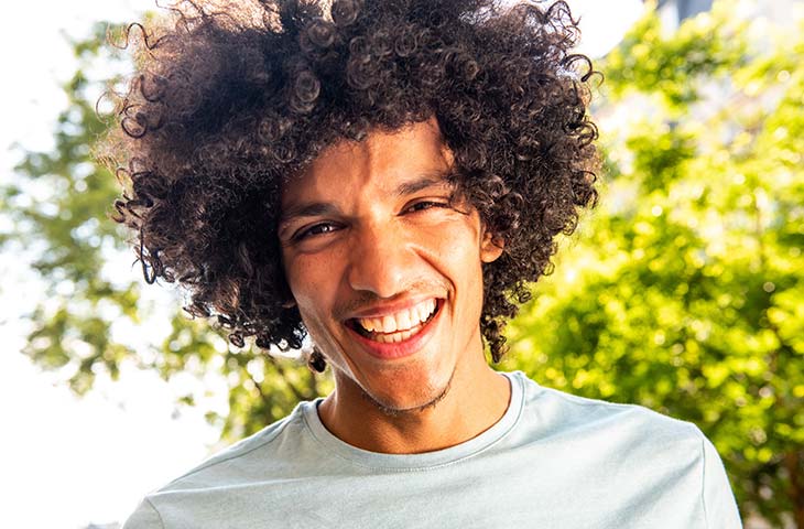 Chico pelo afro sonriendo 1