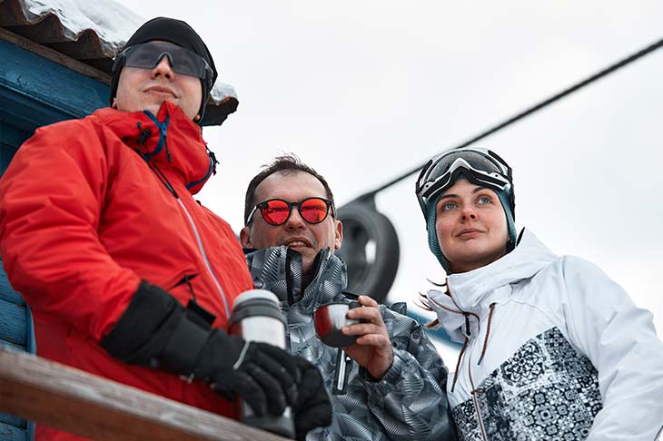 Grupo de personas con gafas de sol en la nieve