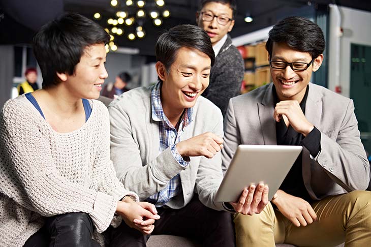 Grupo de personas trabajando con una tablet