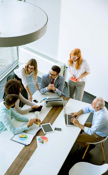 Grupo de trabajo hablando en la mesa