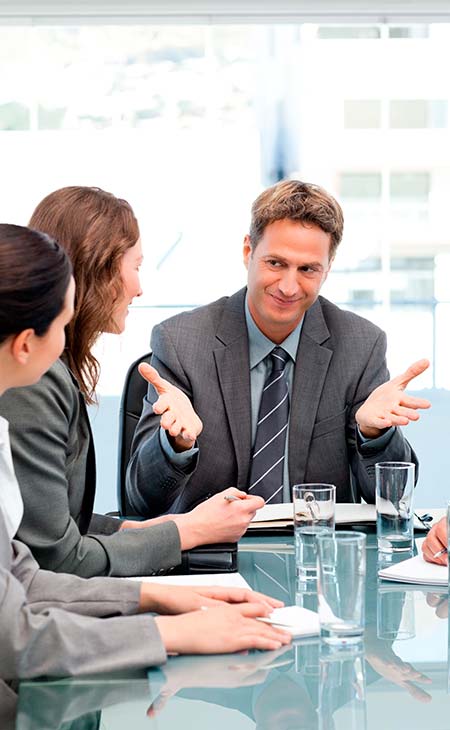 Hombre de negocios hablando con companeros en la mesa