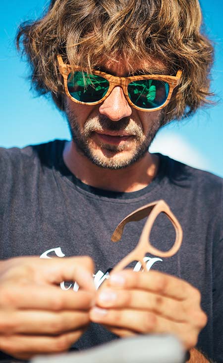 Hombre haciendo gafas de sol artesanales de madera