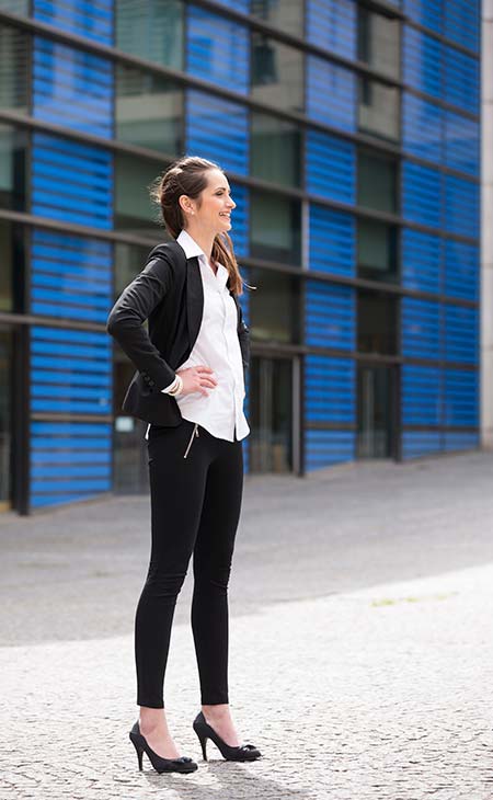 Mujer de negocios con traje negro y tacones