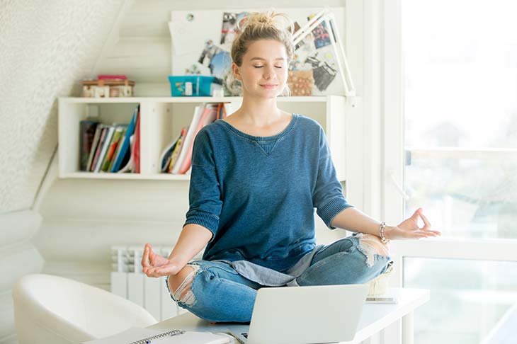 Mujer meditando sentada