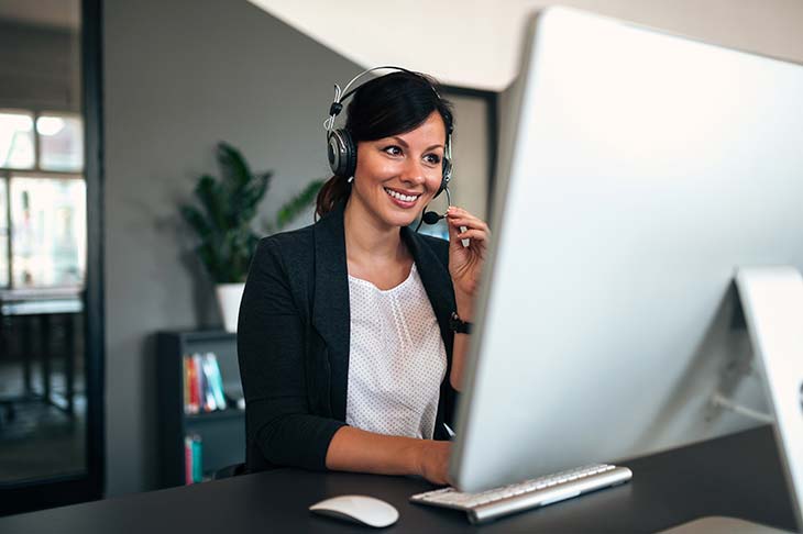 Mujer trabajando en la oficina teleoperadora