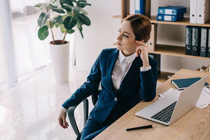 Mujer trabajando portatil elegante mesa silla