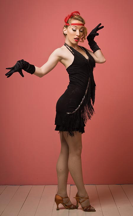 Dama 1920s bailando vestido negro