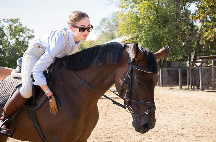 Mujer montando caballo